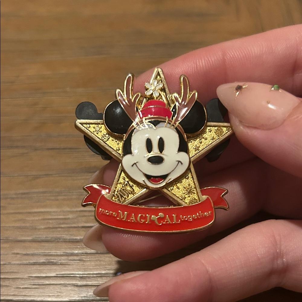 Disney Mickey Mouse Holiday Pin